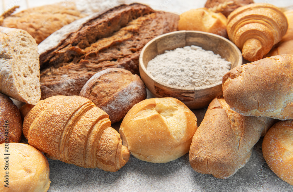 Naklejka premium Freshly baked bread and pastries with baking flour