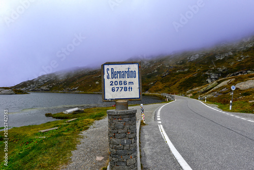 Die Passhöhe des San Bernardino Passes in der Schweiz