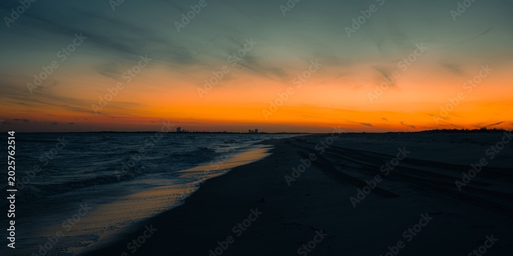 Obraz premium sunset over the city and sea