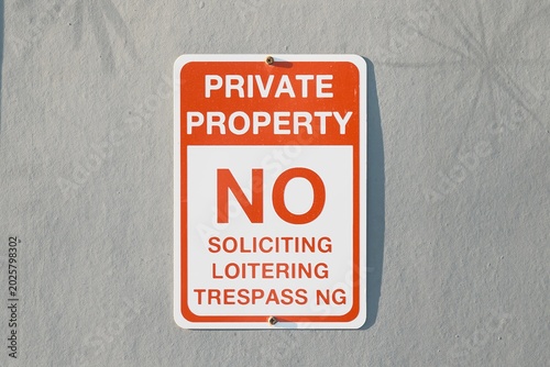 Bild auf Leinwand Private property sign on textured wall with no trespassing text