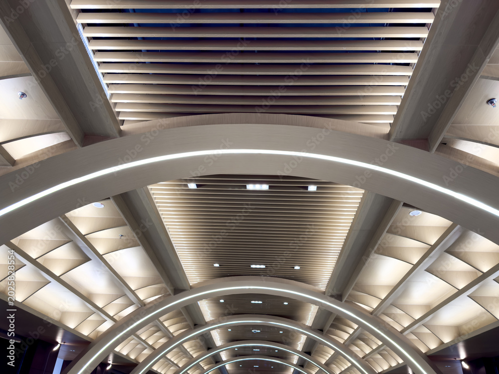 Fototapeta premium Captivating Architectural Ceiling with Dynamic Arches and Elegant Lighting