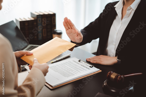 Canvas-taulu Lawyer rejecting a bribe envelope from a client, showing professional ethics and