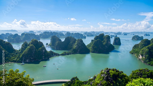 Quadro su tela Ha Long Bay karst landscape with emerald water and blue sky