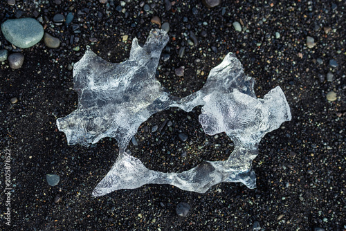 Foto Beautiful ancient glacier ice chunk from the Jokulsarlon glacier lagoon washed a