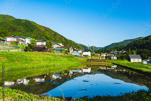 Fotografía 初夏の美ヶ原高原麓の山村風景と水田への映り込み