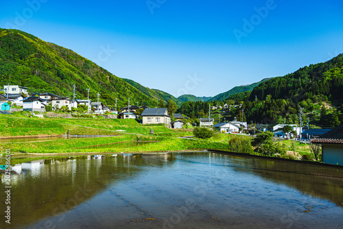Fotografía 初夏の美ヶ原高原麓の山村風景と水田への映り込み