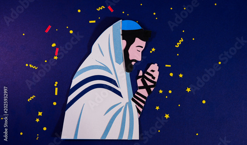 Fotografía Jewish man praying with a tallit and tefillin