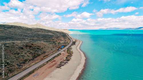 Φωτογραφία Drone view of Bear Lake shoreline with turquoise water sandy beach and road in U