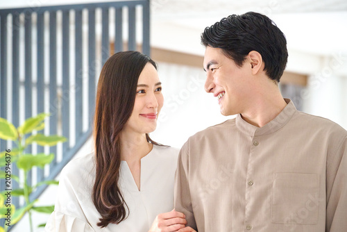 Photos リビングで笑顔で見つめ合う夫婦