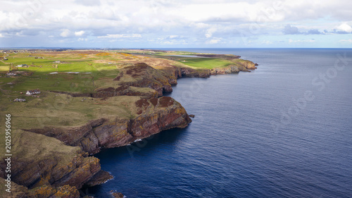 Fotografia Cinematic Aerial of Whaligoe Haven and Cliffs – Scotland NC500