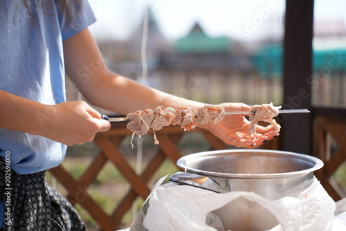 Cuadro en lienzo Skewers Loaded With Marinated Meat Ready For Grill, Stainless Bowl Holding Raw P