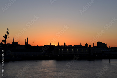 Hamburg an der Elbe bei Sonnenaufgang