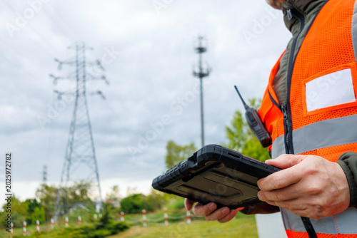 Canvastavla Close-up hand of a telecommunications specialist conducting a field inspection