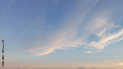 Foto Scenic low angle view of vibrant blue sky covered with wispy white cirrus clouds