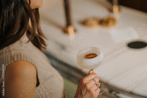 Fotografía woman with cocktail in restaurant bar