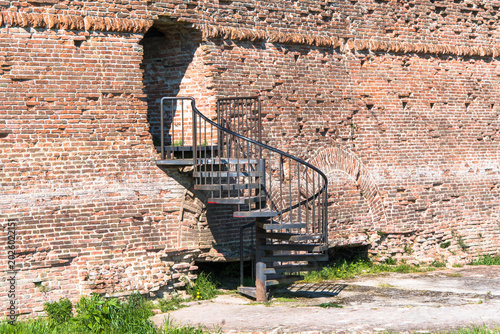 Una scala a chiocciola di ferro battuto porta a un passaggio nella cinta muraria di Ferrara