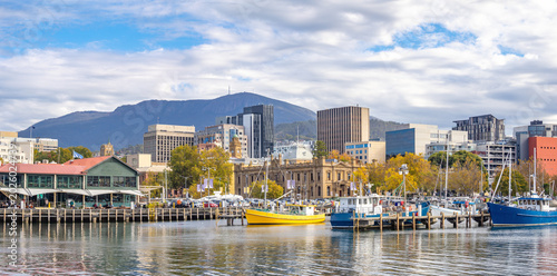 Fotografia Hobart waterfront with Mount Wellington in the background, Tasmania, Australia