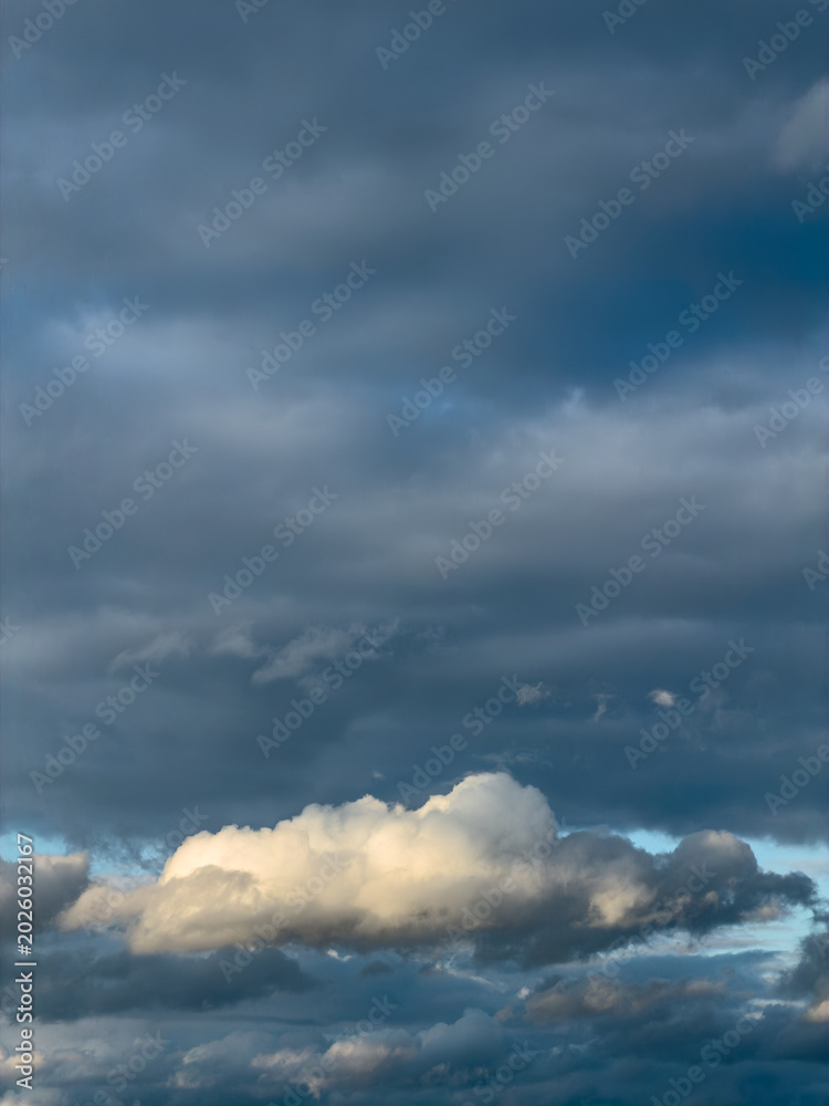 Obraz premium Sky with layered blue clouds after storm