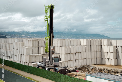 Fotografija Plant for the production of concrete blocks for the construction and strengthening of the coastline