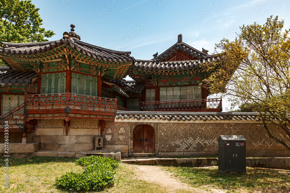 Obraz premium Korean temple in Seoul with traditional architecture and buildings at Changdeokgung Palace