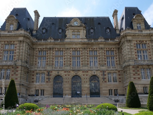 Photos A symmetrical, straight-on daytime shot captures the grand facade of the Versailles Town Hall (Hôtel de Ville)