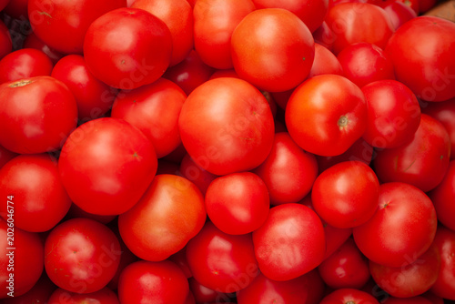 Fotografía Ripe tomatoes flaunt on the counter of a grocery store