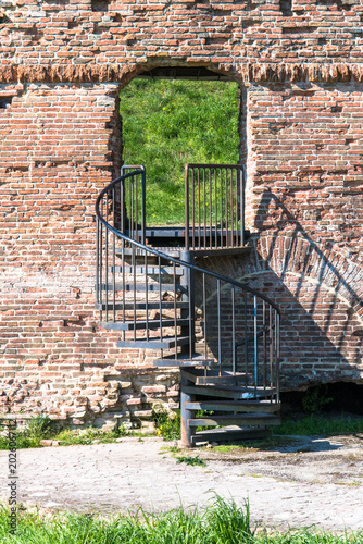 Una scala a chiocciola di ferro battuto porta a un passaggio nella cinta muraria di Ferrara