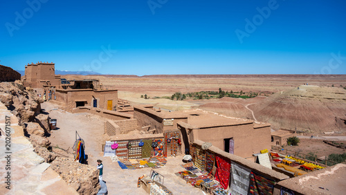 Tableau sur toile Visitors explore the historic site of Ait Benhaddou