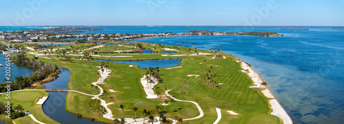 Obraz na płótnie Oceanfront golf course in sunny Florida