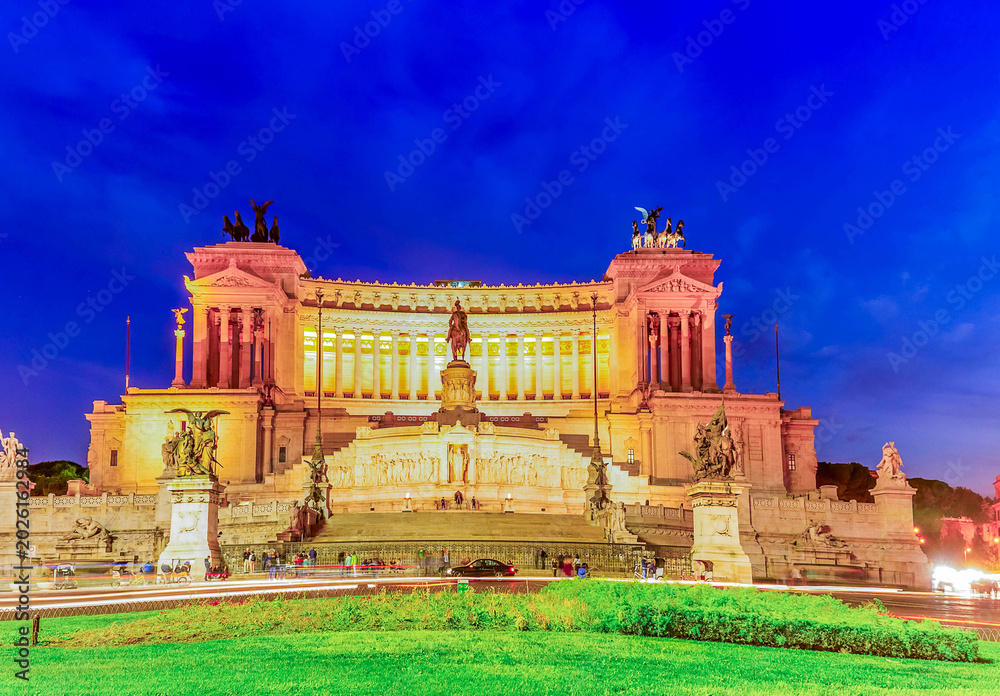 Fototapeta premium view of Monument of Victor Emmanuel II on Venice Square at night , Rome, Italy