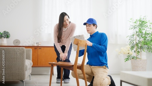 引越しをする女性と引越し業者	

