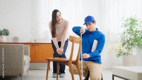 引越しをする女性と引越し業者	
