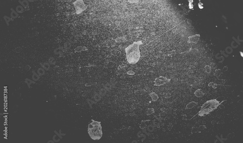 Foto Dark rough surface scattered with irregular chunk and debris on black background