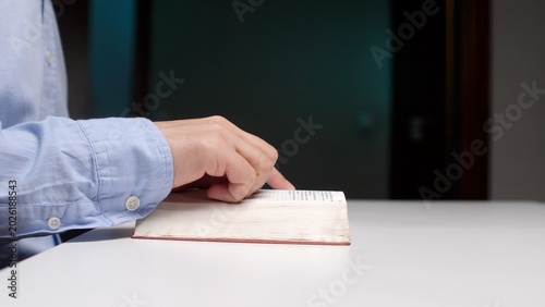 Tableau sur toile Person's fingertip tracing lines in an open textbook, illustrating focused readi