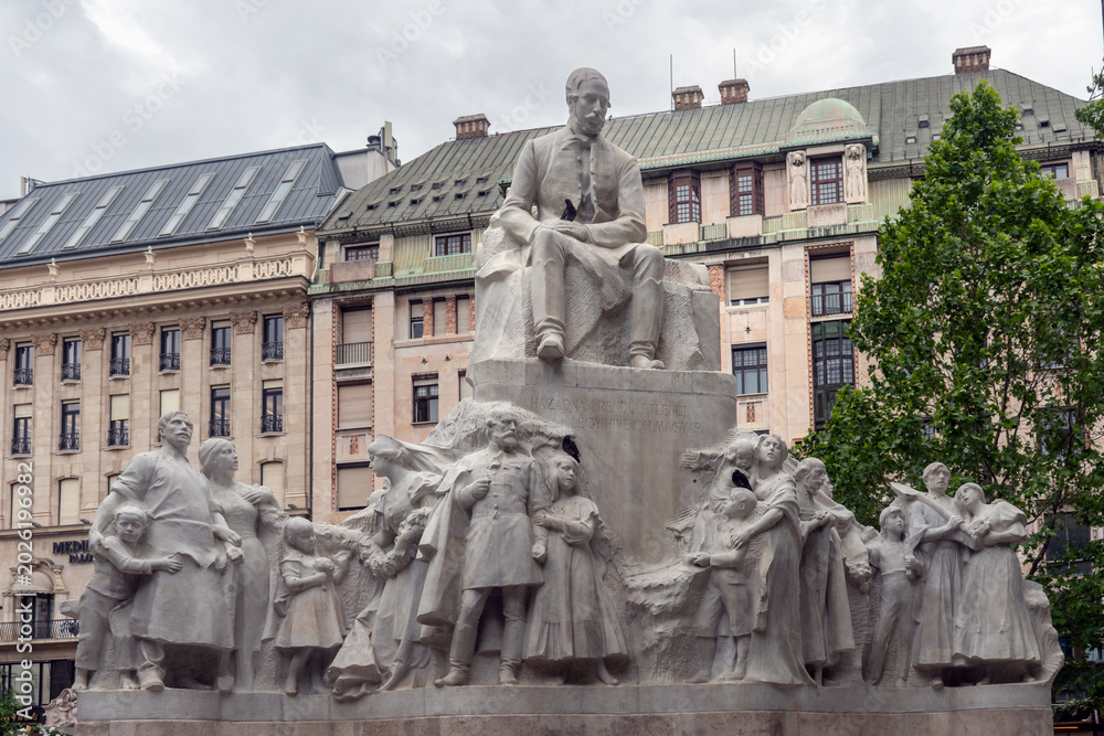 Obraz premium Budapest - Ungheria - Statua di Mihaly Vorosmarty