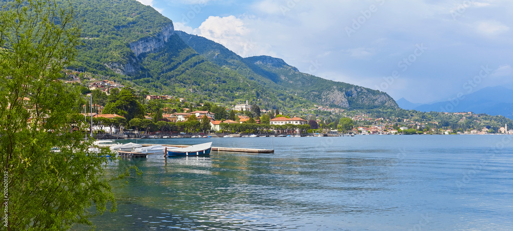 Φωτογραφία Schöner Blick auf den Comer See bei der Ortschaft Lenno mit dem Yachthafen