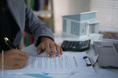 Cuadro en lienzo Signing home sales and insurance contracts with real estate agents, signing contracts to know the terms of buying and selling homes and real estate, contract signing ideas