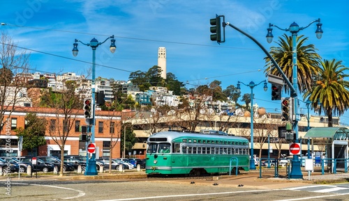 Tableau sur toile Historic streetcar on the Embarcadero with the iconic Coit Tower in the background