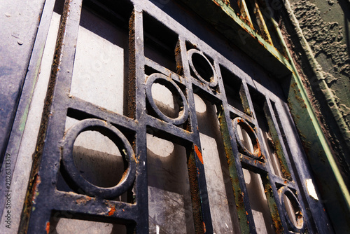 Foto Close-up of a rustic, old metal gate with a melancholic mood, showcasing industrial style and weathered texture