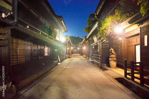 Foto 岐阜県飛騨高山の夜の古い町並み、さんまち通り南側の景観