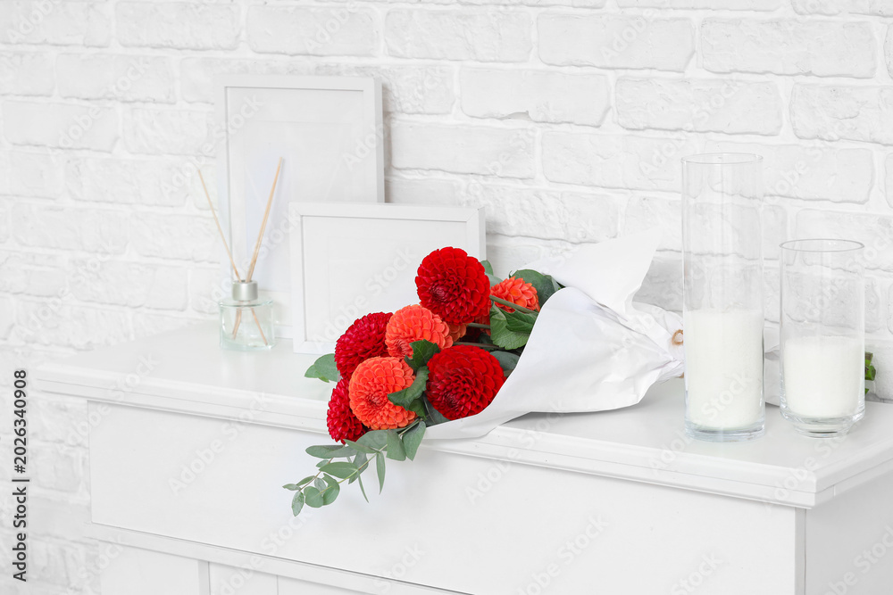 Obraz premium Bouquet of dahlia flowers on mantelpiece in living room, closeup