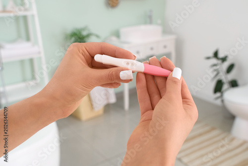 Young woman with pregnancy ...