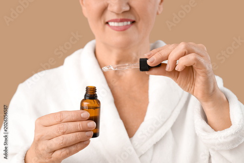Mature woman with facial se...
