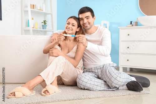 Happy young couple with pos...