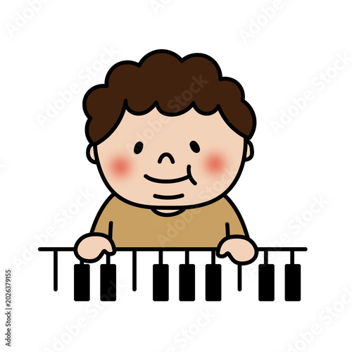 Foto ピアノを弾くぽっちゃりした天パの子供（男の子）