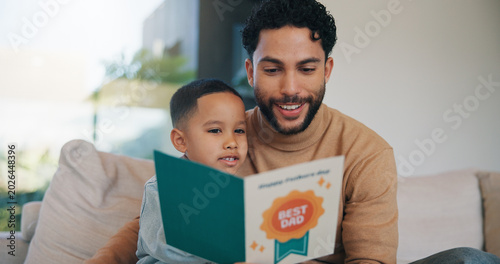 Foto Dad, child and smile in home with card, support and bonding together for fathers day celebration