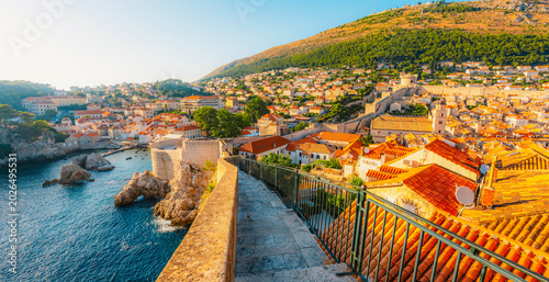 Canvastavla Golden hour panorama of Dubrovnik's historic fortifications and old port at dusk