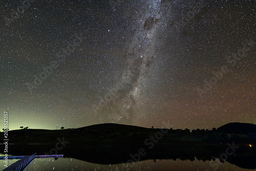 Schilderij op canvas Aurora Australis diffuse in the night sky with The Milky Way