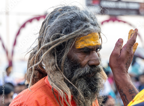 Foto spiritual portrait of hindu ascetic with sacred forehead paint