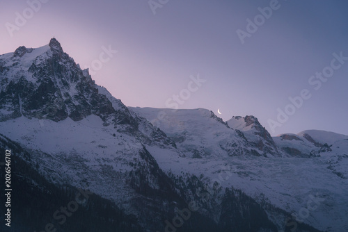 Foto Crescent Moon Over Mont Blanc and Aiguille du Midi at Dusk – French Alps Winter